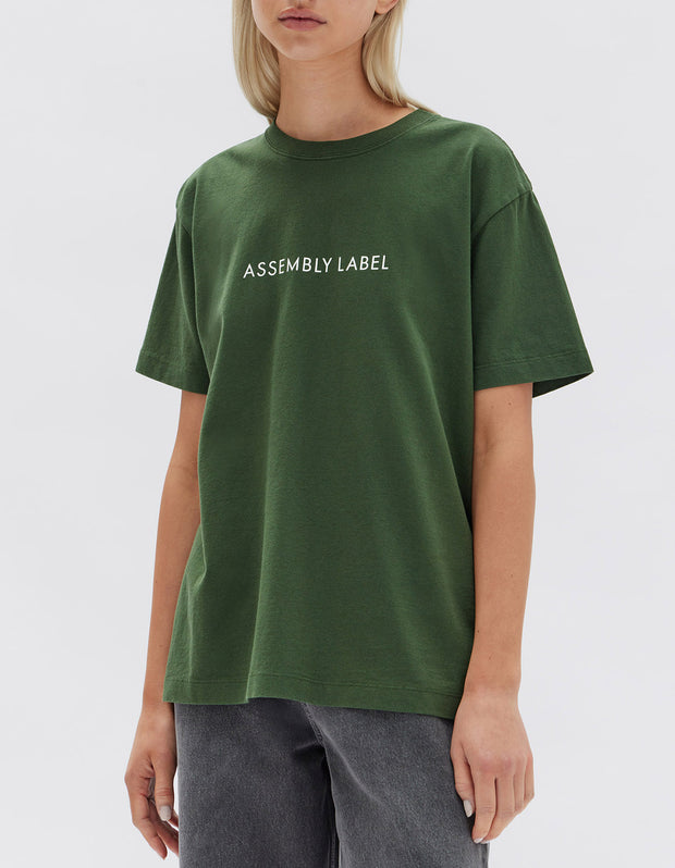 ASSEMBLY LABEL - Everyday Organic Logo Tee, Forest