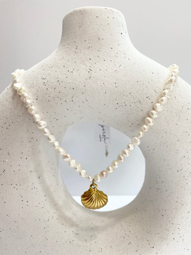 PÉROLA COLLECTIVE -  Freshwater Pearl Necklace With Shell Pendant