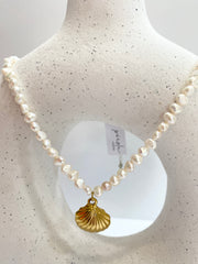 PÉROLA COLLECTIVE -  Freshwater Pearl Necklace With Shell Pendant