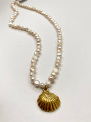 PÉROLA COLLECTIVE -  Freshwater Pearl Necklace With Shell Pendant